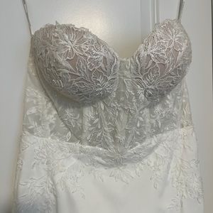 Essence of Australia Fitted Lace/Crepe Wedding Dress